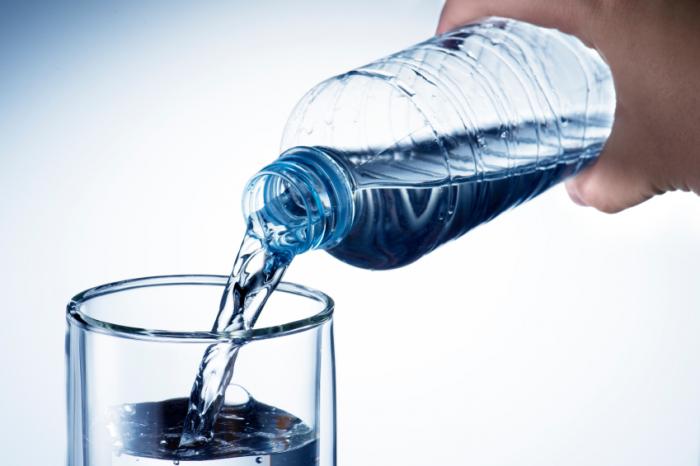 نوشیدن آب برای درمان اسهال water